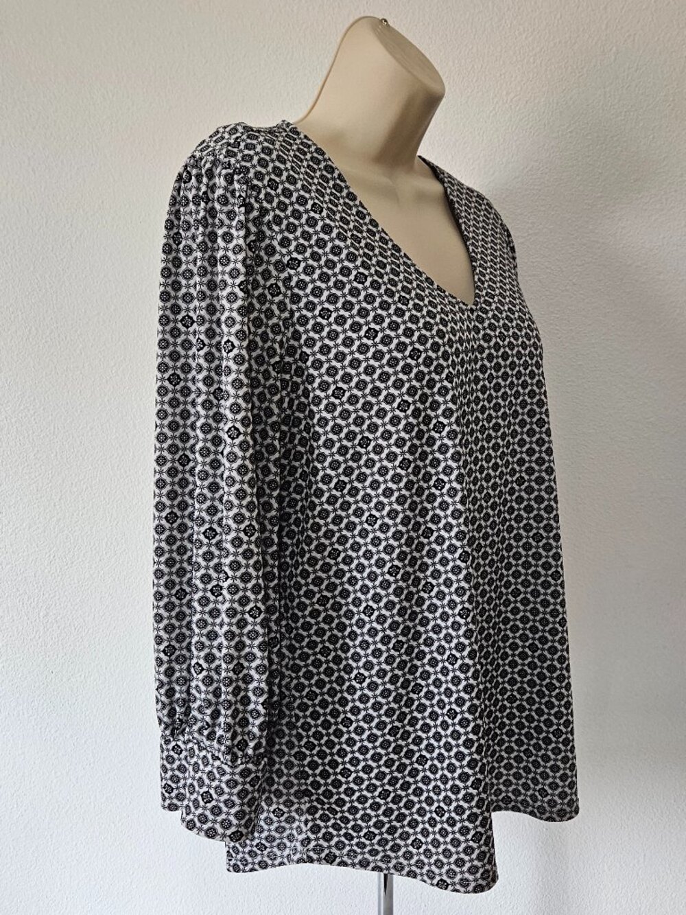 Adrianna Papell 3/4 Sleeve V-Neck Top - Picture 4 of 9